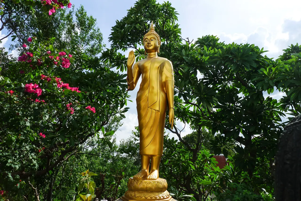 stehende goldene Buddha-Statue
