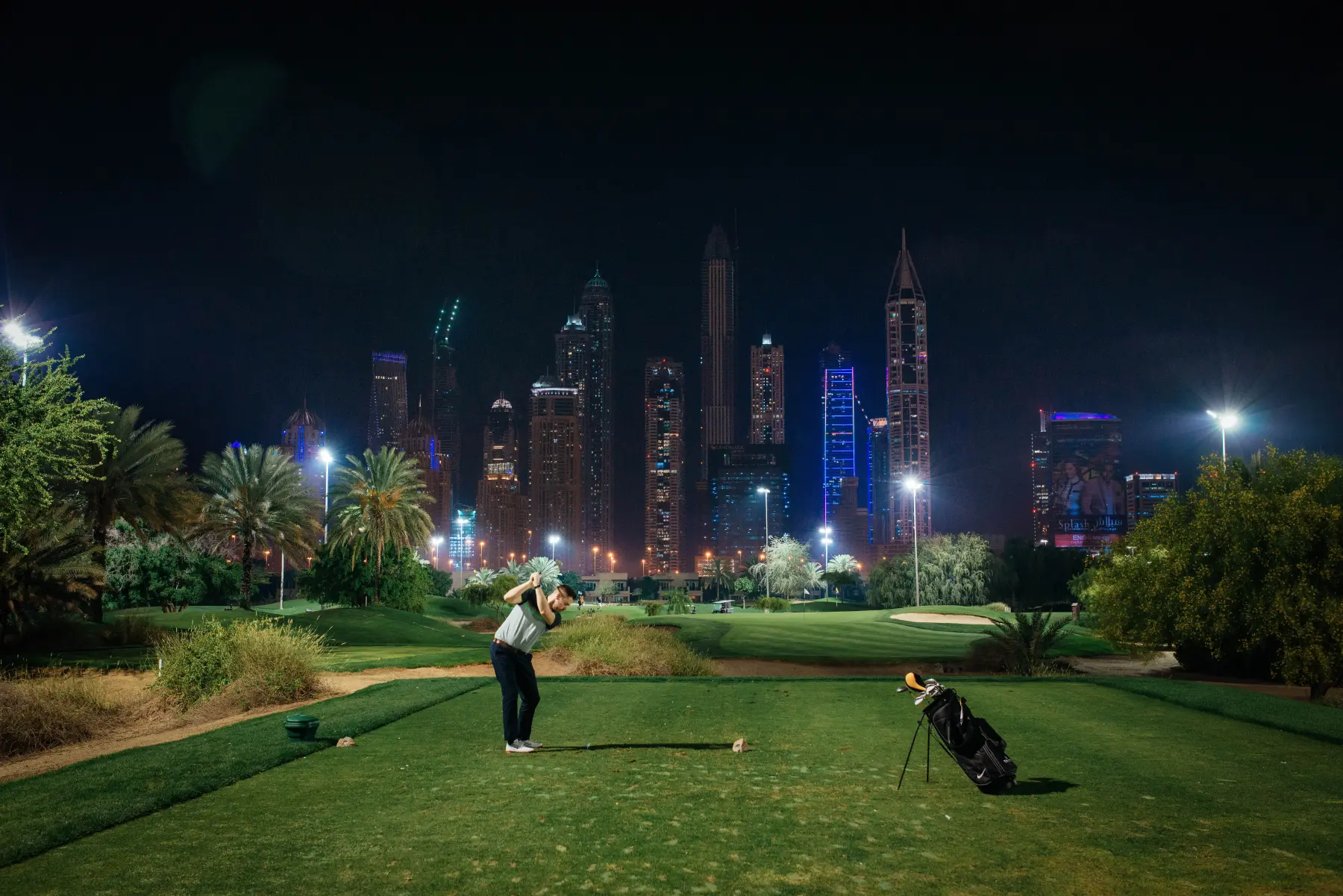 männer spielen golf